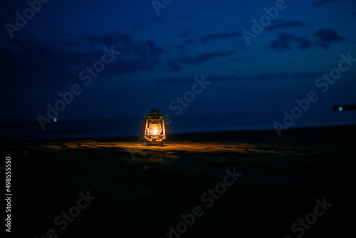 砂浜とオイルランタン © 歌うカメラマン