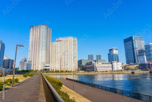Tower apartments lined up along the river and a refreshing blue sky_47 © koni film