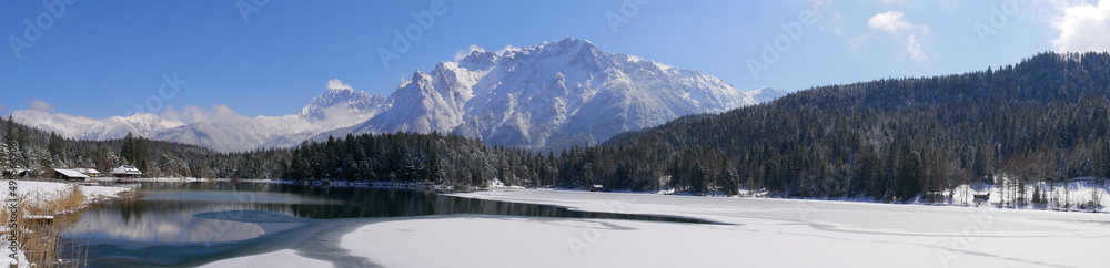 Panorama des Lautersees bei Mittenwald an einem sonnigen Frühjahrstag mit Blick zum Karwendelgebirge