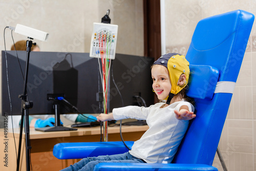 Canvastavla The girl smiles while doctor doing an electroencephalogram