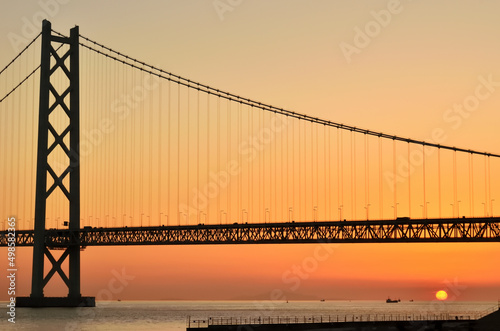 瀬戸内海に沈む太陽と明石海峡大橋の夕景