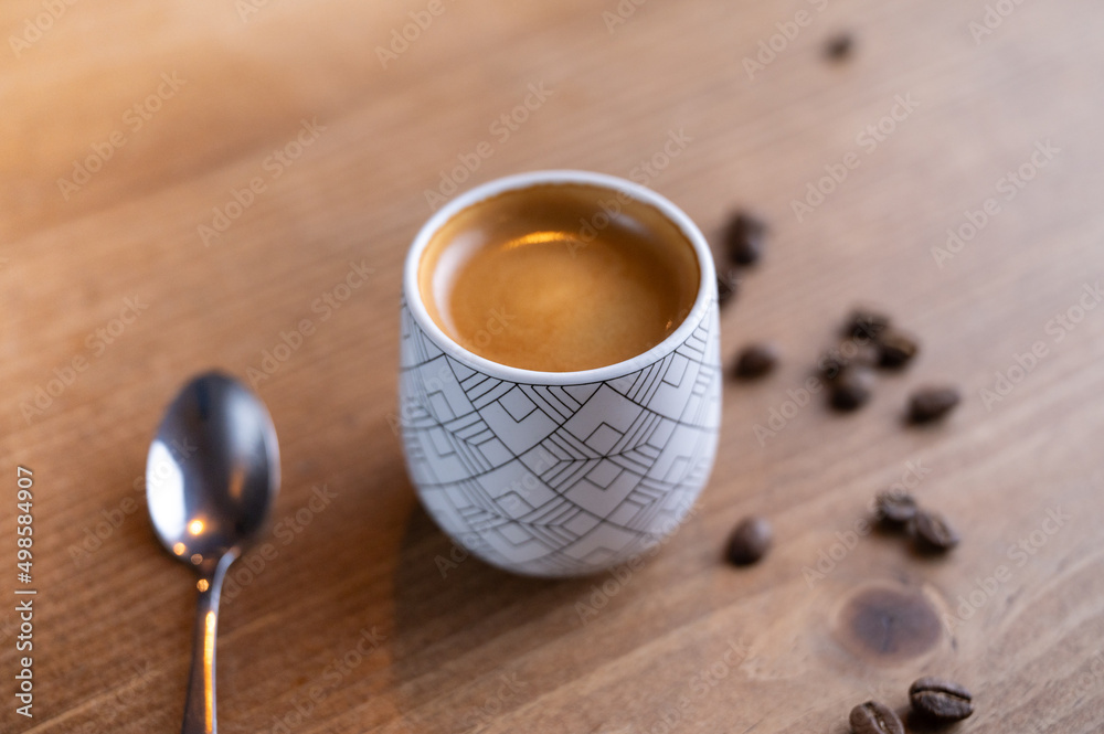 taza de café mexicano en mesa de madera conngranos de café Stock Photo |  Adobe Stock