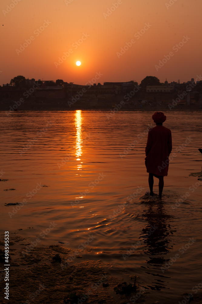 Fototapeta premium Atardecer en el rio Ganges 