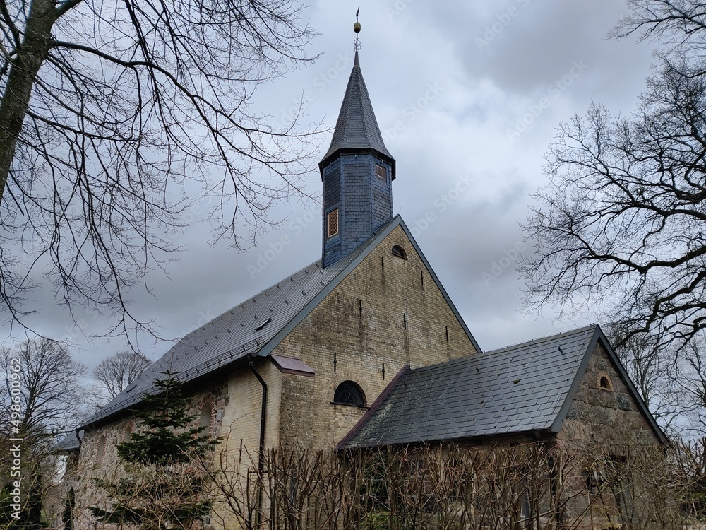 St. Andreas Kirche in Haddeby bei Schleswig bei düsterem Frühlingswetter mit Wolken