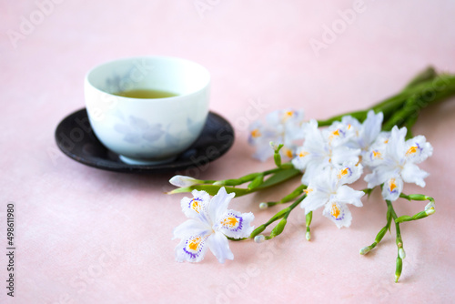 アヤメ科の美しい花　シャガの花束と緑茶（ピンクバック）