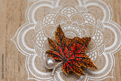 maple leaf brooch Fototapet