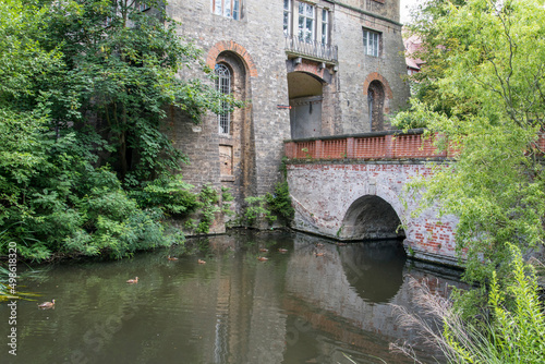 Brücke und Spiegelungen im Wasser am Schloss Köthen in Sachsen-Anhalt.