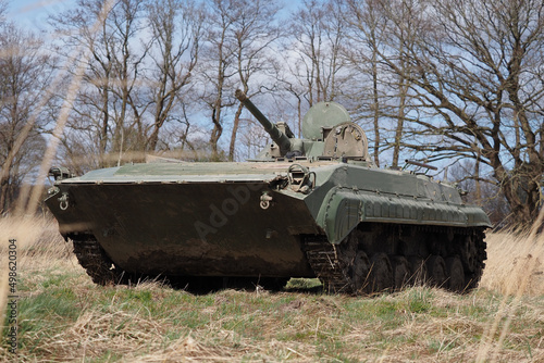 ein russischer panzer bmp 1 steht auf einer wiese photo