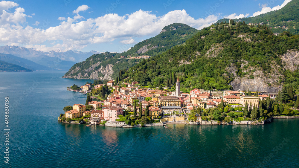 Vista di Varenna sul lago di Como con villa Monastero