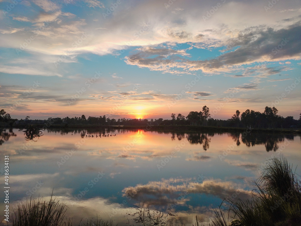 Obraz premium Beautiful sunset over the lake