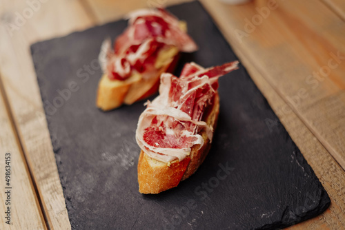 Fototapeta Naklejka Na Ścianę i Meble -   canapes gourmet de jamon crudo de raza iberica