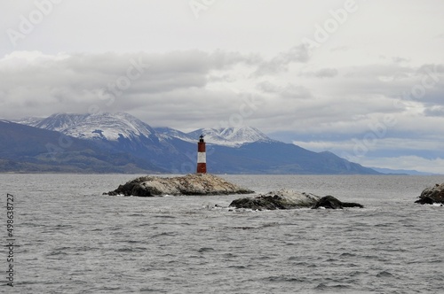 Phare du Bout du Monde ou phare des éclaireurs, montagnes enneigées, Parc des Glaciers, Ushuaia, Terre de Feu, Patagonie, Argentine