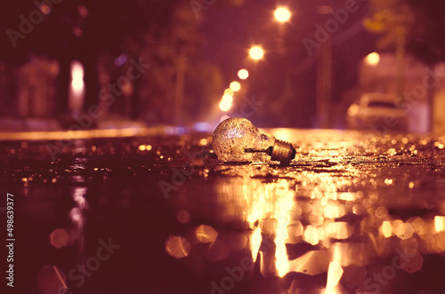 Foto Foco de luz en la calle mojada, paisaje nocturno