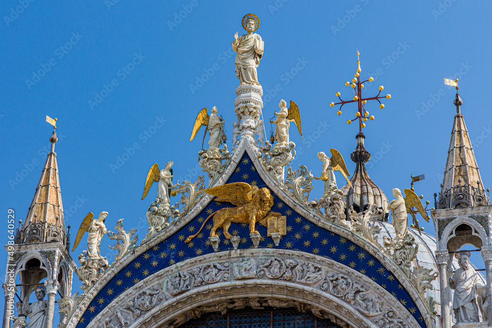 Obraz premium Ornate sculptures and decorations on the exterior of the ancient Basilica of St Marks in the city of Venice