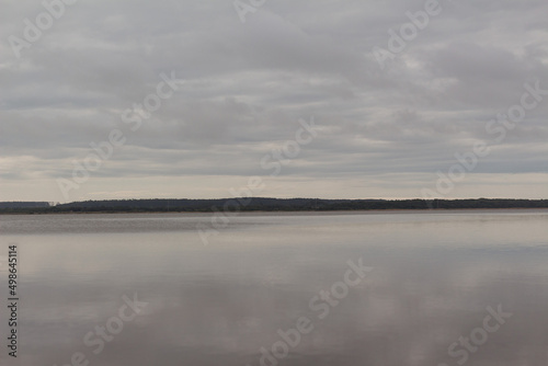 horizonte no rio calmo 