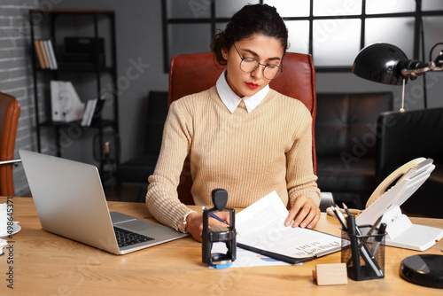 Photo Female notary public working in office