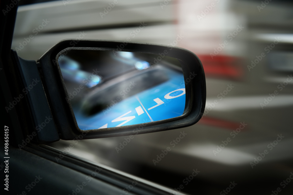 Raser rasen Autorennen Verfolgungsjagd Verfolgungsfahrt Flucht mit Polizei  im Auto Rückspiegel Einsatzwagen Blaulicht Stock-Foto