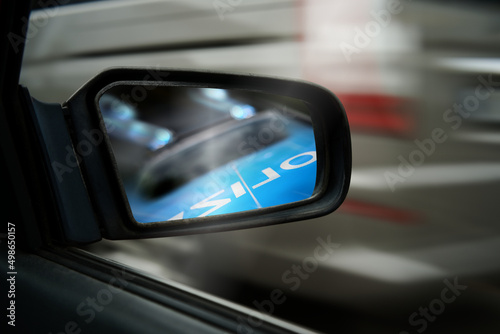 Raser rasen Autorennen Verfolgungsjagd Verfolgungsfahrt Flucht mit Polizei im Auto Rückspiegel Einsatzwagen Blaulicht © gradt