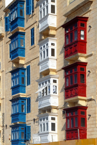 La Valette, balcons colorés typiques du centre historique, Malte