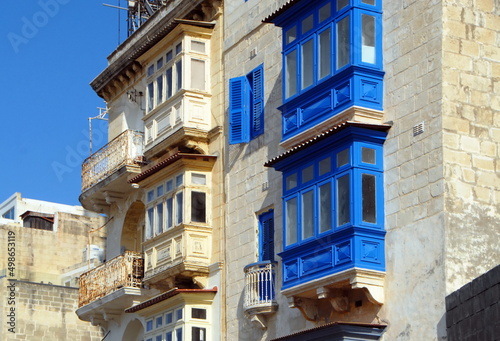 La Valette, capitale de la République de Malte, ses balcons colorés typiques du centre historique