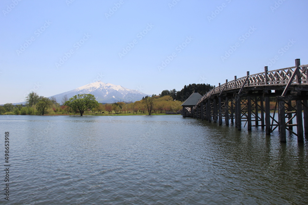 「廻堰大溜池(津軽富士見湖)」に「鶴の舞橋」が架かり、冠雪した「岩木山(津軽富士)」が奥に見える風景(日本/青森県)