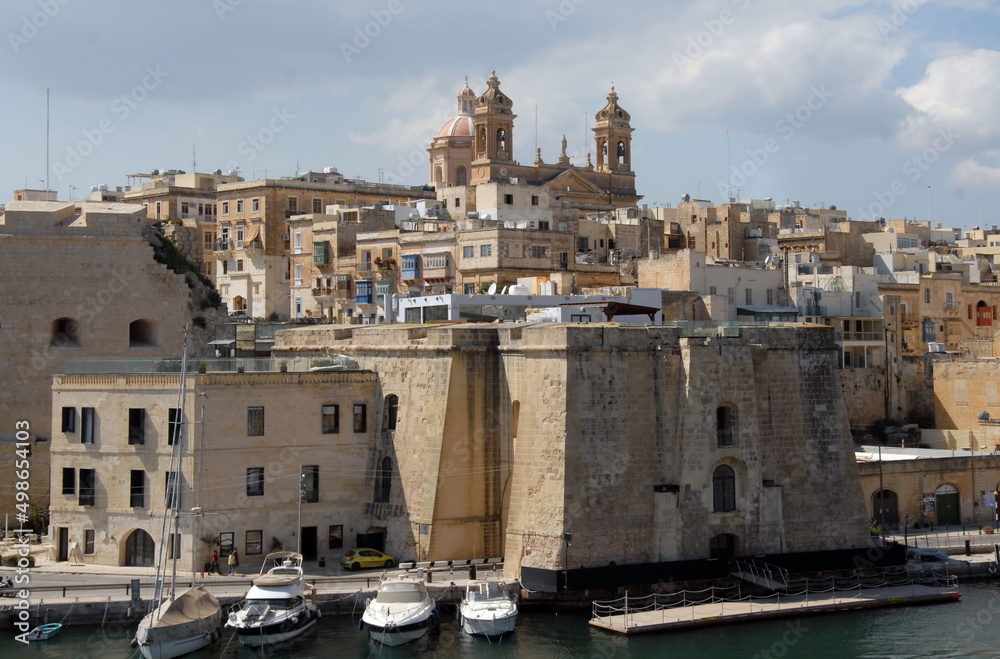 Ville de La Valette, bâtiments, remparts et balcons typiques du centre historique, Malte