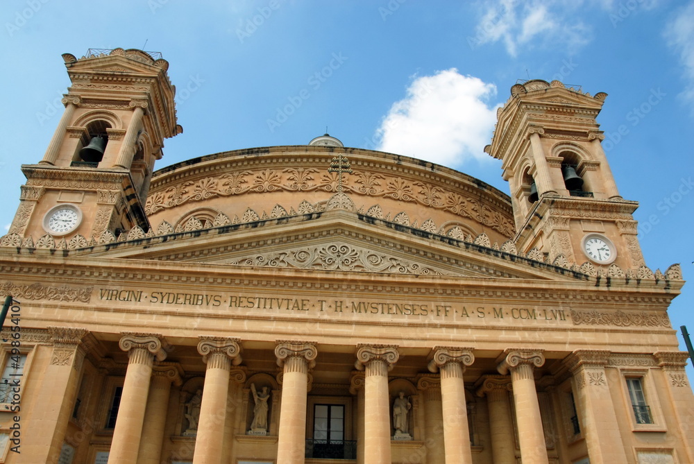 La Valette, basilique Sainte-Marie, son dôme et ses deux clochers (XIXe) dans le centre historique de la ville, république de Malte