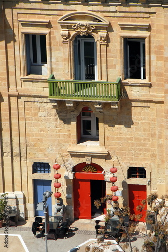 Fototapeta Naklejka Na Ścianę i Meble -  Ville de La Valette, bâtiments, remparts et balcons typiques du centre historique, Malte