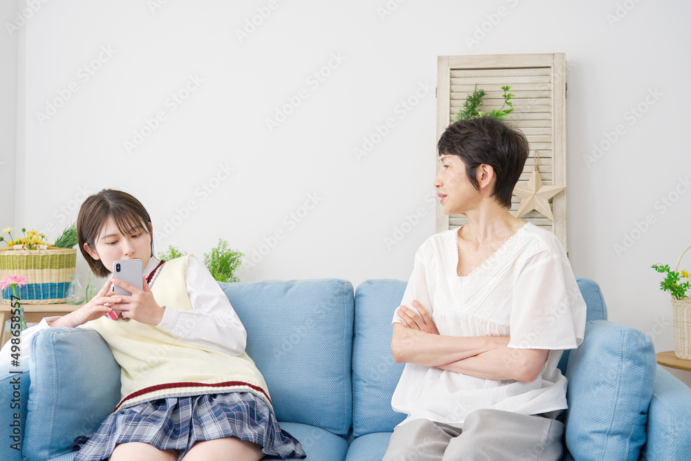 女子高生の娘を叱る母親 女子高生の娘を叱る母親