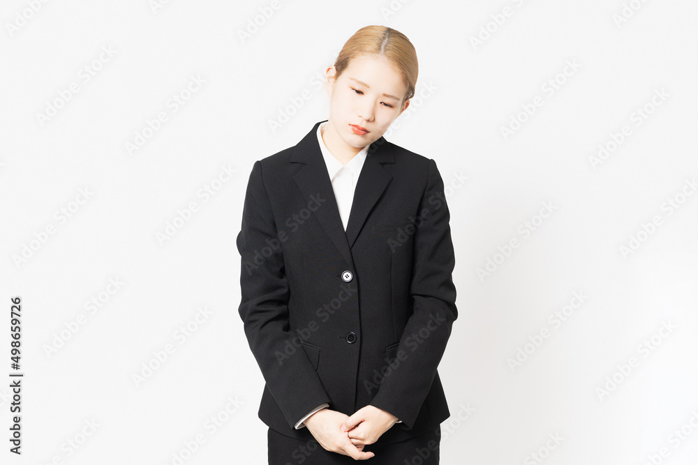 落ち込んでいるジャケットを着た若い女性 落ち込んでいるジャケットを着た若い女性