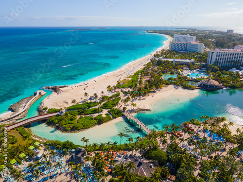 Paradise Beach and Paradise Lagoon aerial view at Atlantis Hotel on Paradise Island, Bahamas Fototapet
