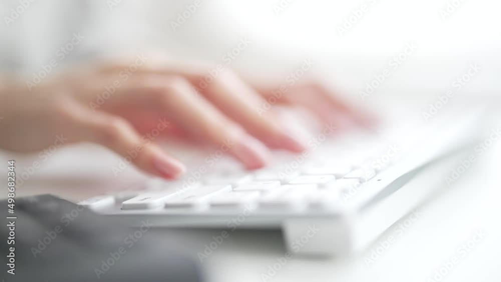 パソコンのキーボードを打つ女性の手元 パソコンのキーボードを打つ女性の手元