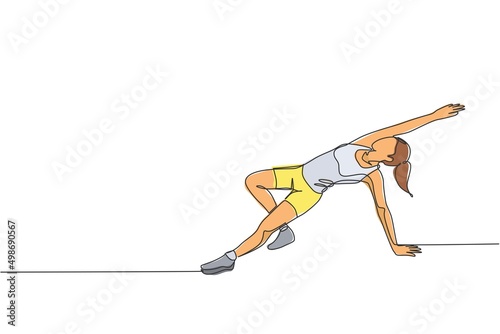 Single continuous line drawing of young sportive woman training plank and lunge pose in sport gymnasium club center. Fitness stretching concept. Trendy one line draw graphic design vector illustration