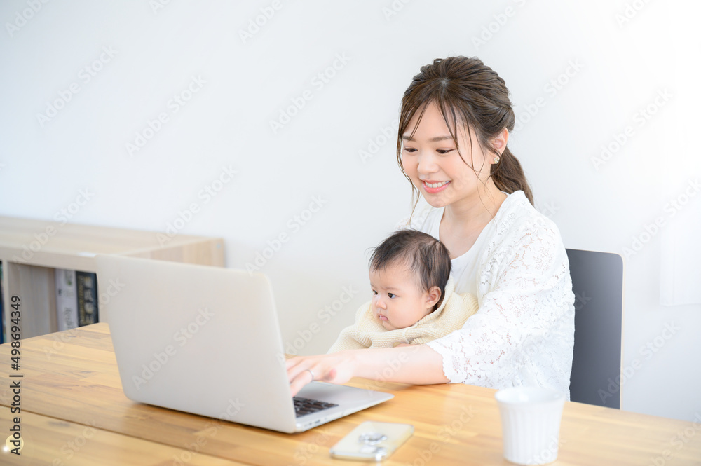 Mothers who work from home with their babies Mothers who work from home with their babies