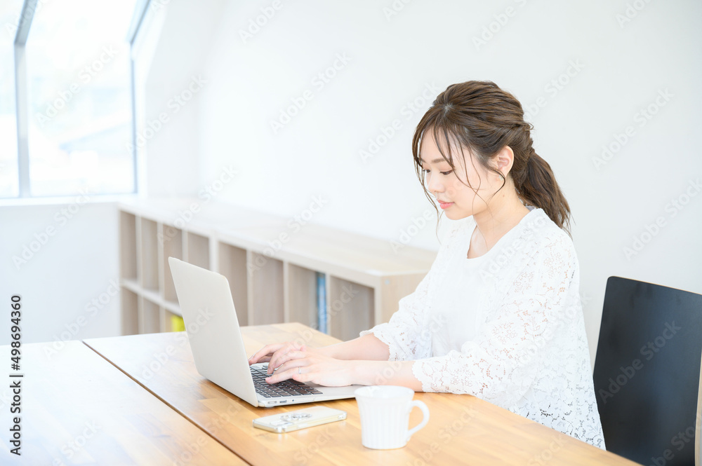 パソコンを自宅で作業している女性 パソコンを自宅で作業している女性