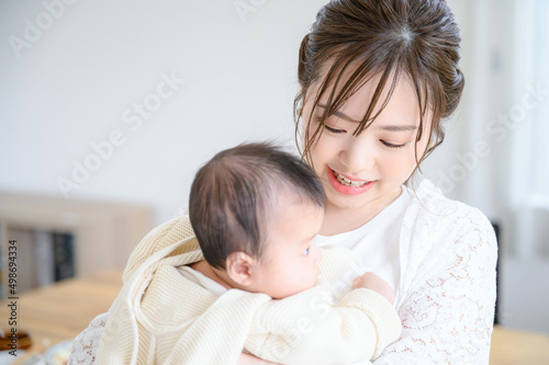 赤ちゃんを抱っこして育児に焦るお母さん