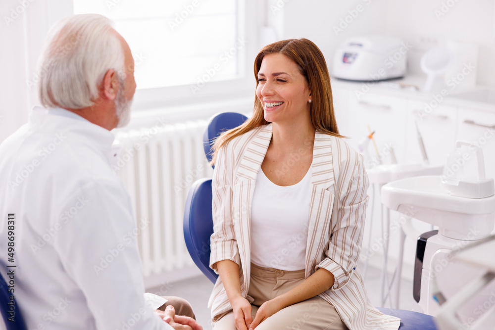 Obraz premium Woman having dentist appointment