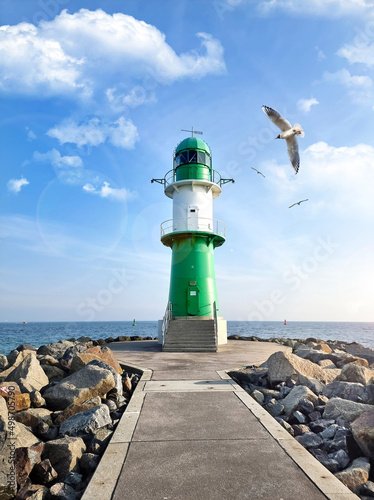 Leuchtturm in Warnemünde mit Möwen
