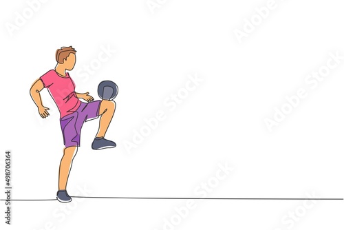 Single continuous line drawing of young sportive man train soccer freestyle, juggling with thigh on the field. Football freestyler concept. Trendy one line draw design vector graphic illustration