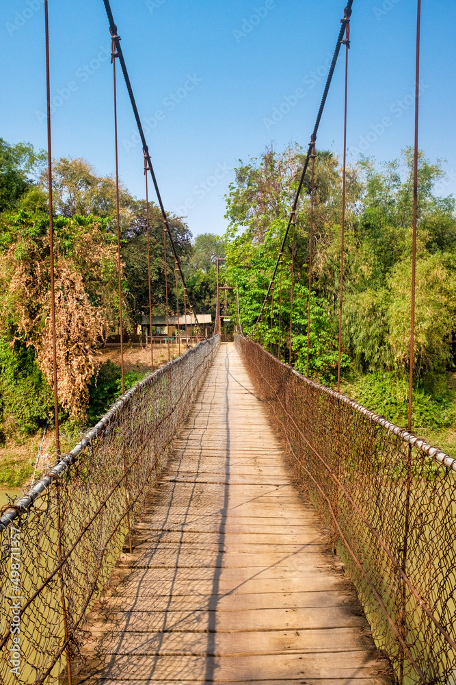 Obraz premium Kompong pil Suspension Bridge