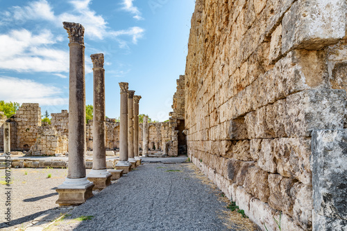 Foto Scenic colonnade in Perge (Perga) at Antalya Province, Turkey