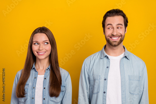 фотографія Photo of tricky funny husband wife wear jeans shirts looking each other eyes iso