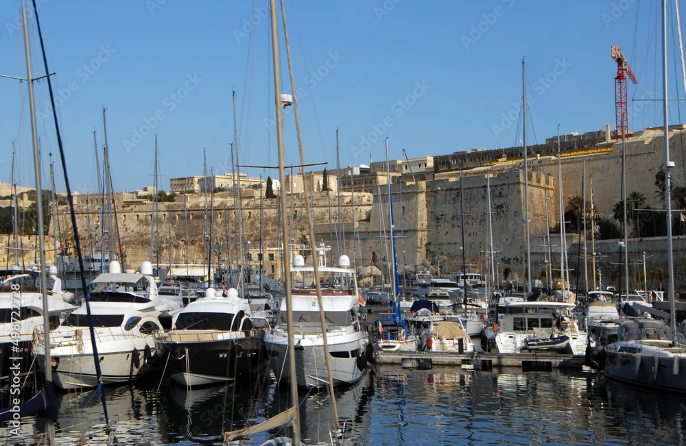 La Valette, capitale de la République de Malte, des bateaux au port et la vieille ville en arrière plan, Malte