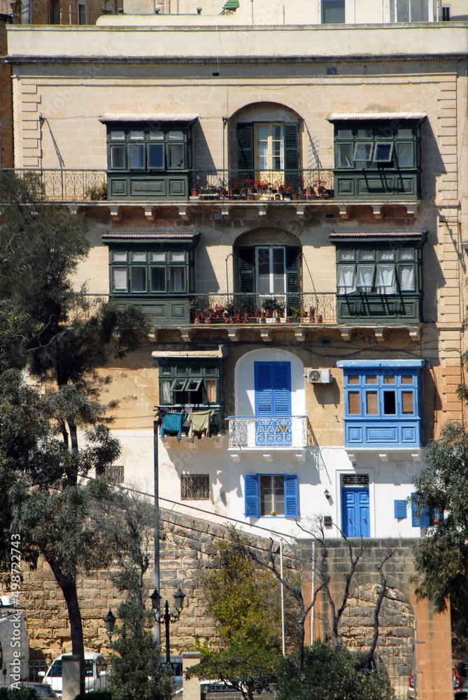 La Valette, bâtiments, remparts et balcons typiques du centre historique de la ville, Malte, Italie
