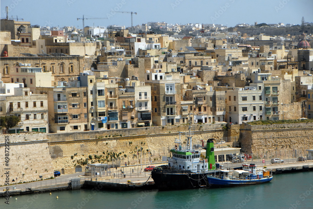 La Valette, capitale de la République de Malte, vieilles façades du centre historique de la ville et bateaux de pèche ancrés 