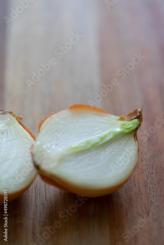 Zwiebel auf einem Holzbrett photo