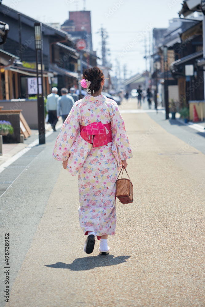 観光地の古い街並みで散歩している着物姿の女性 観光地の古い街並みで散歩している着物姿の女性