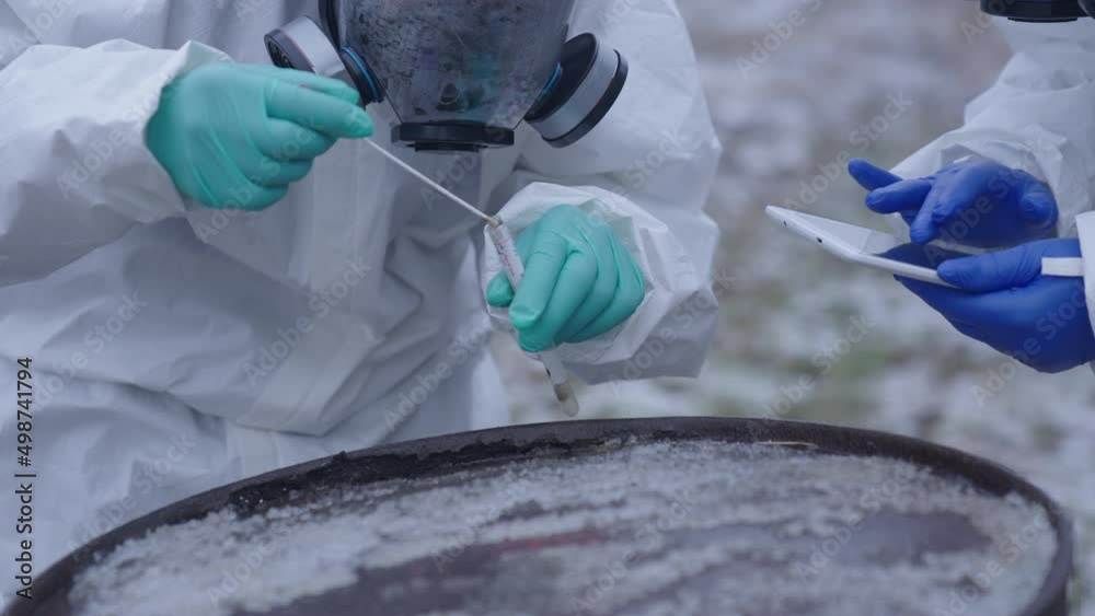 Vidéo Stock Scientists picking biohazardous samples in the infected