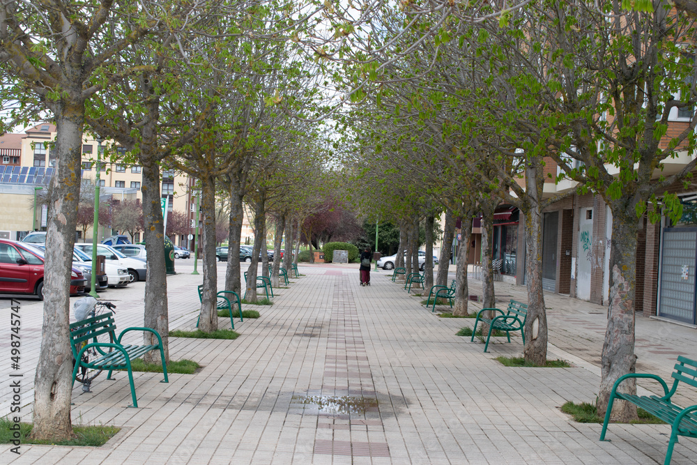 Paseos con jardín con bancos en Burgos, España. 