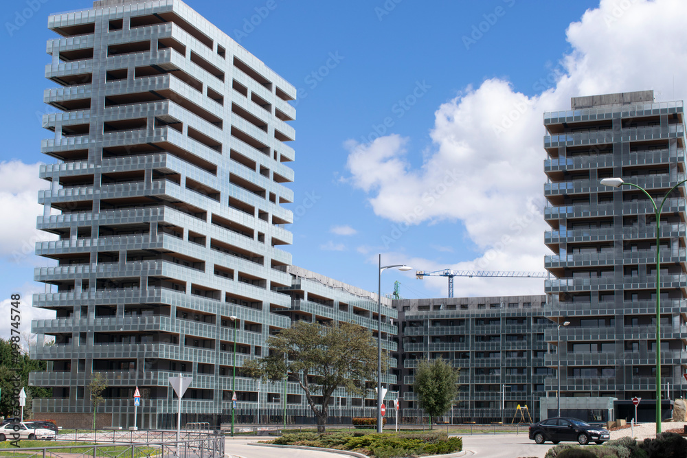Edificios y rascacielos modernos en un día soleado. 